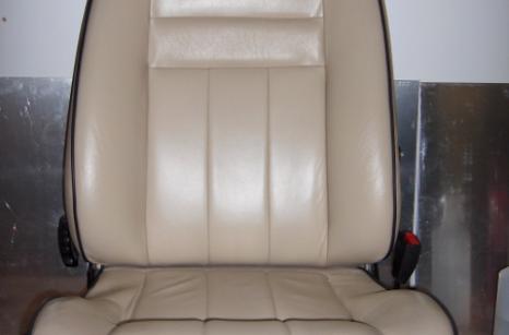 Bőrülés dekorszegéllyel