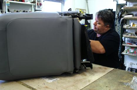 Felújított autóülés összeszerelése